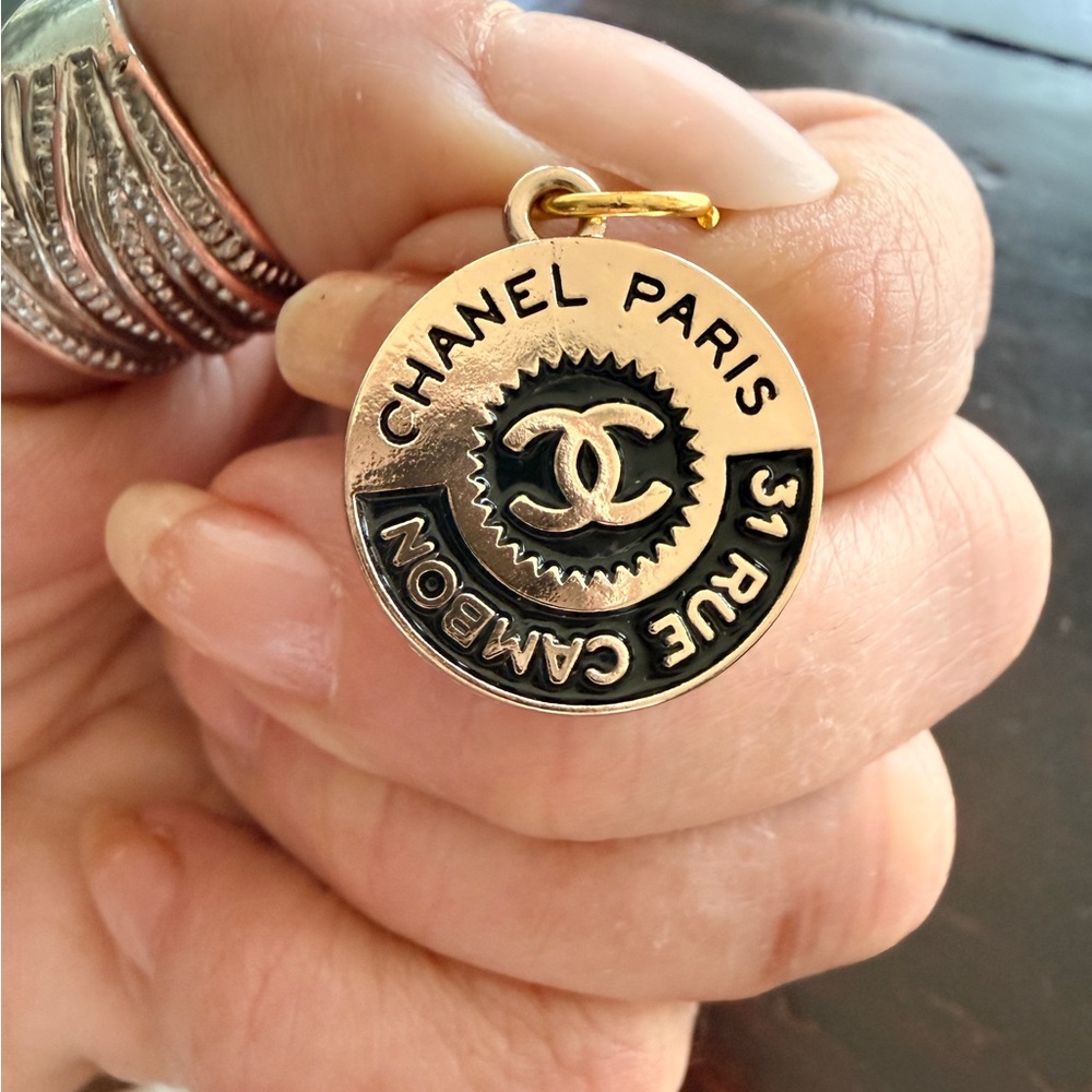 Chanel EUC Paris CC Logo
Medallion Bracelet Gold Tone 
7” Cuban stainless Chain